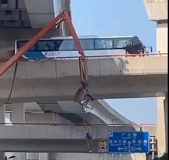 安全警示！上海高架一大巴碰撞施工中高空臂車